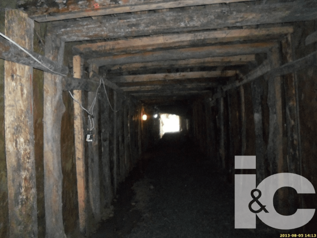 Túnel minero de 240m a 8m de profundidad