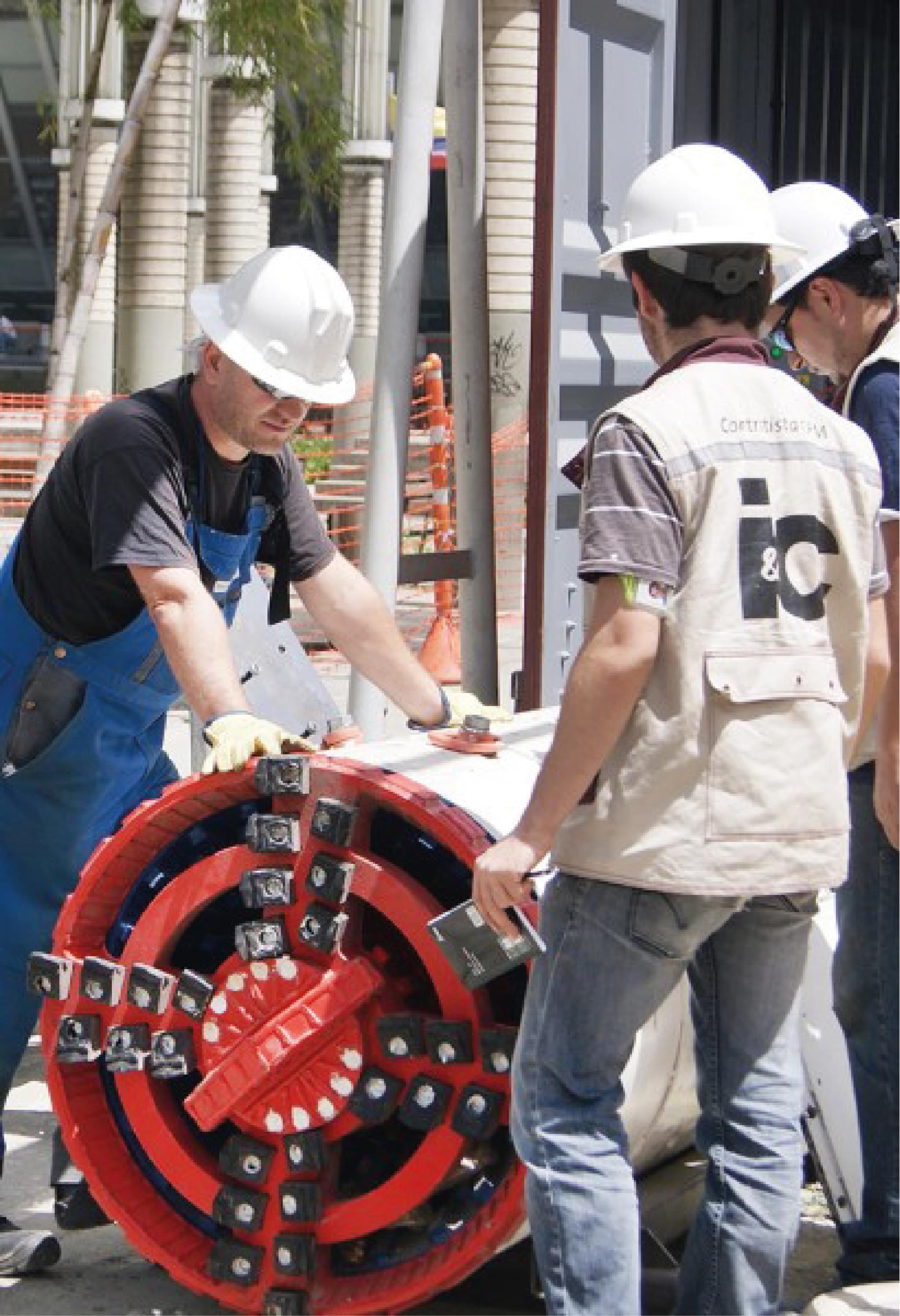 Equipo de Ingenieria y Contratos sacando maquina de microtunel en Medellin.