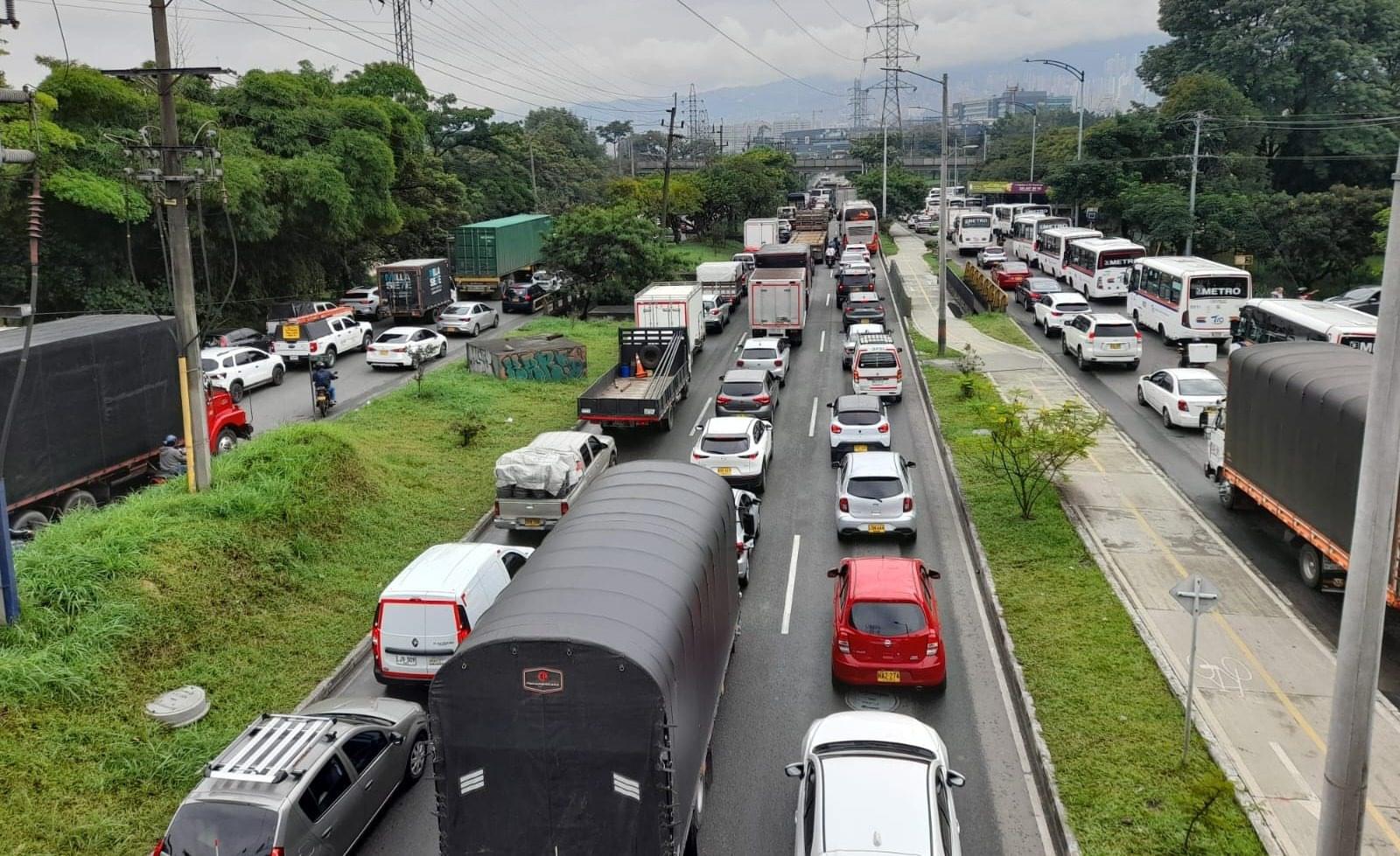 Tráfico en autopista de Medellín