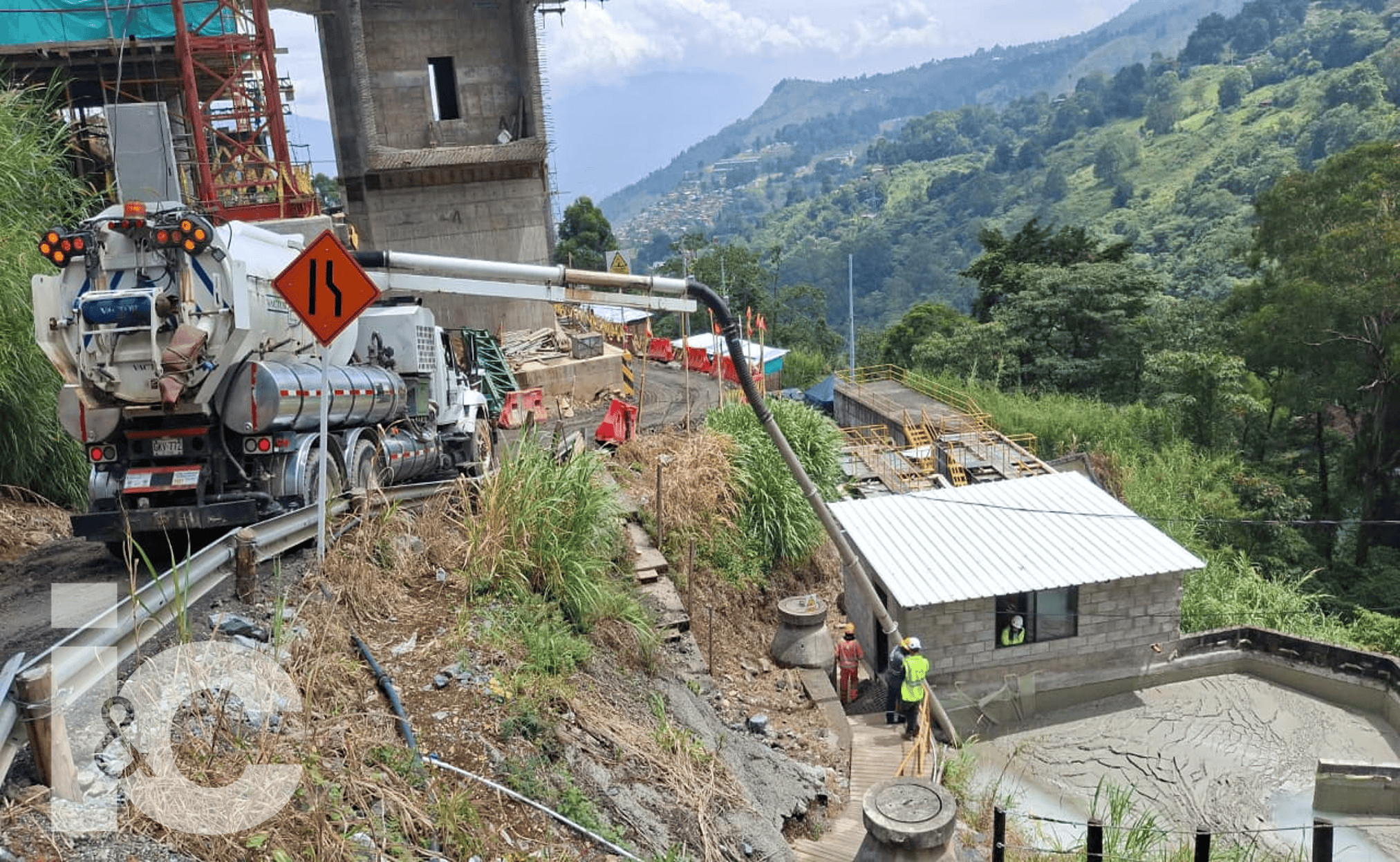 Succión de lodos de construcción con equipo vactor usando extensiones de manguera